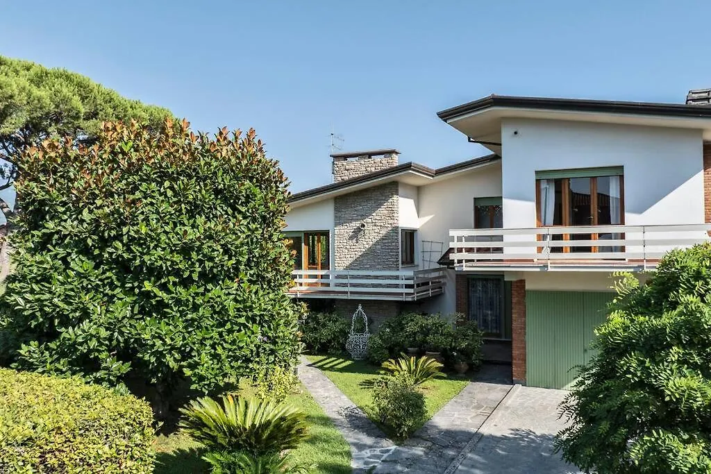 Quiete Villa,Exclusive Garden In Forte Dei Marmi contacts